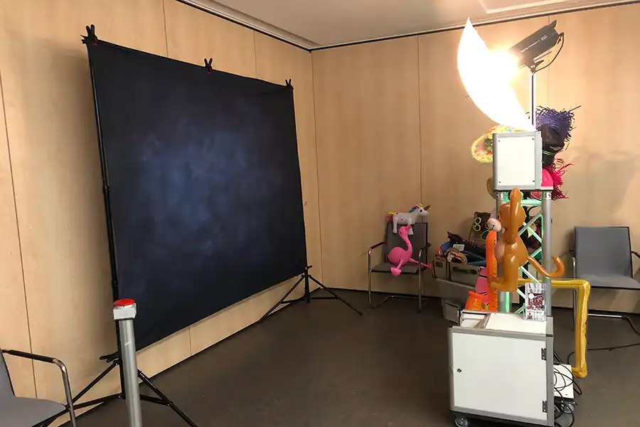 Photobooth bei einer Vereinsfeier Fotobox mit blauem Hintergrund