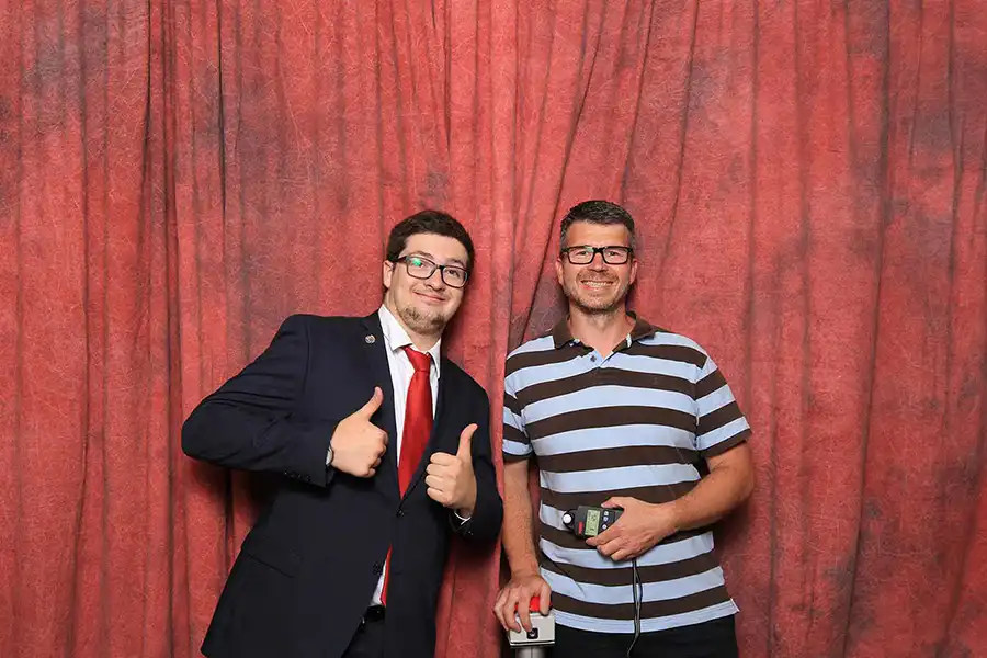 Das ist der Macher des Fot-o-Maten, rechts der hübsche Rechts der bin ich