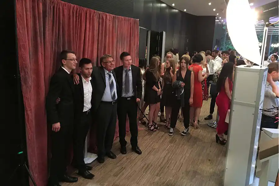 Sie stehen Schlange an der Fotobox Saarland Abiturfeier in Illingen